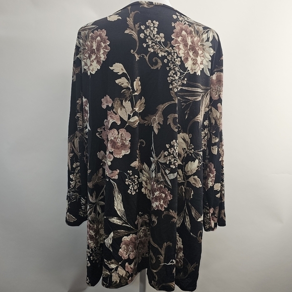Avenue size 18/20 black with mauve floral half sleeve blouse. - Picture 2 of 8